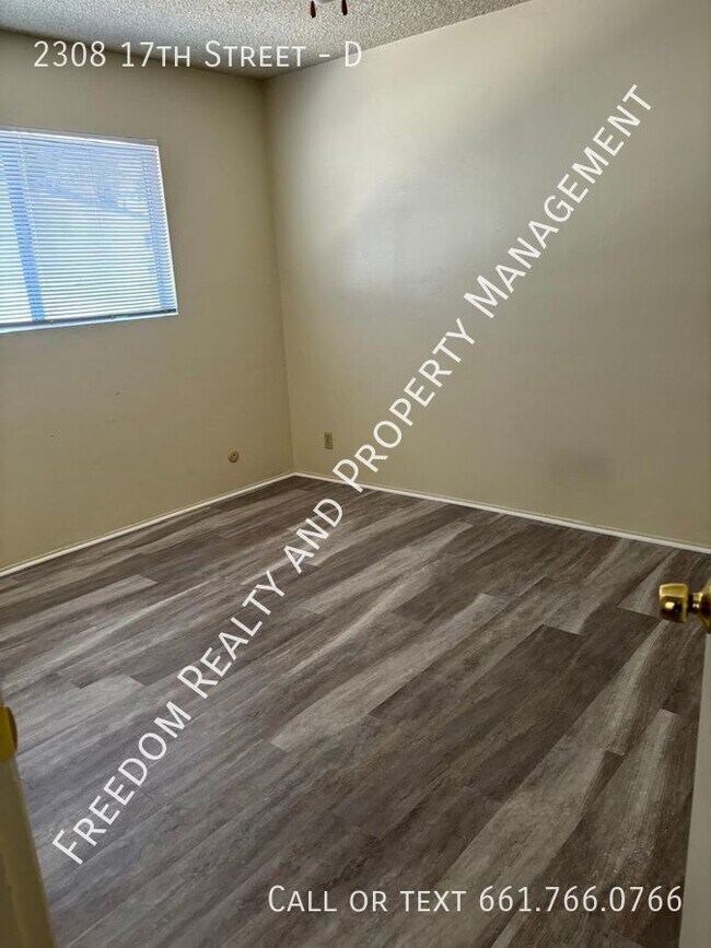 Building Photo - Adorable Downtown Apartment