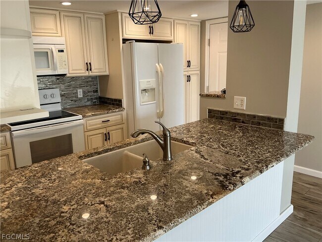 Building Photo - 2885 Palm Beach Blvd