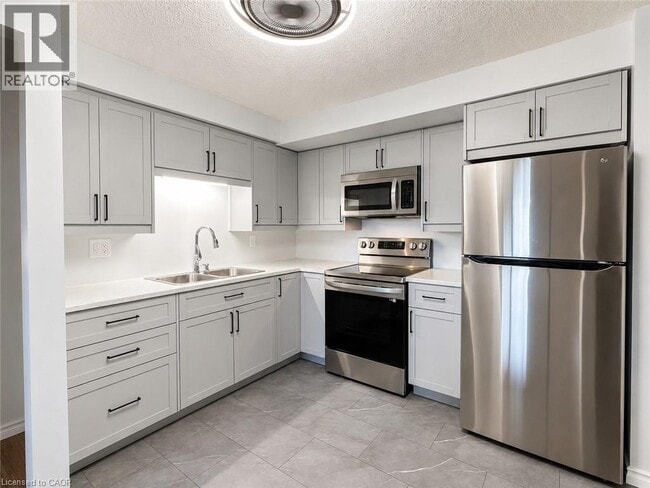 Building Photo - 266 Overlea Dr