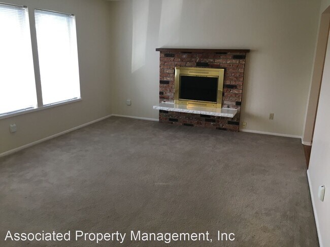 Building Photo - 3 br, 1.5 bath House - 23052 SW Main St