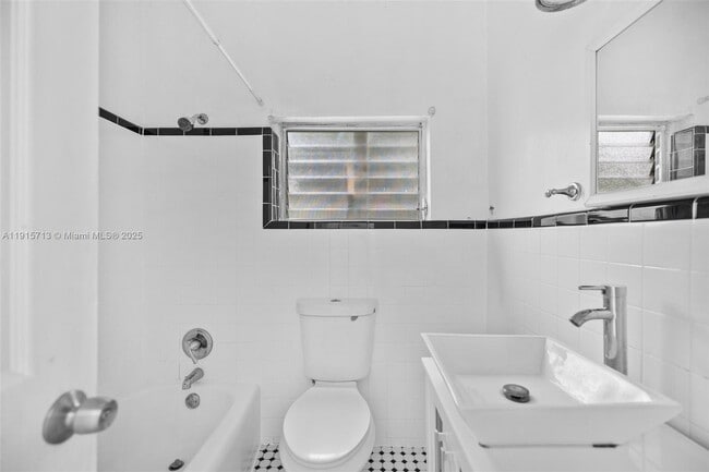 Foto del edificio - 2822 Pine Tree Dr