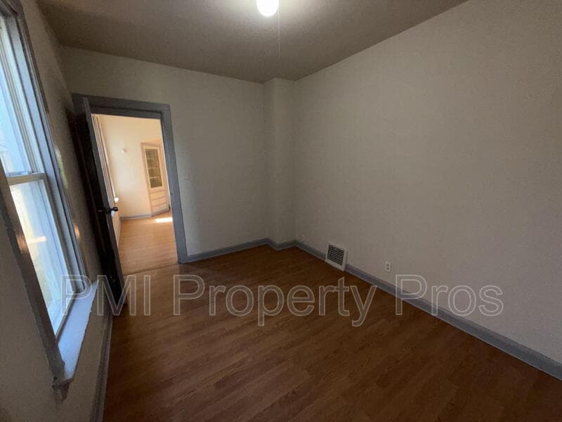 Primary Photo - 3057 N Holton St