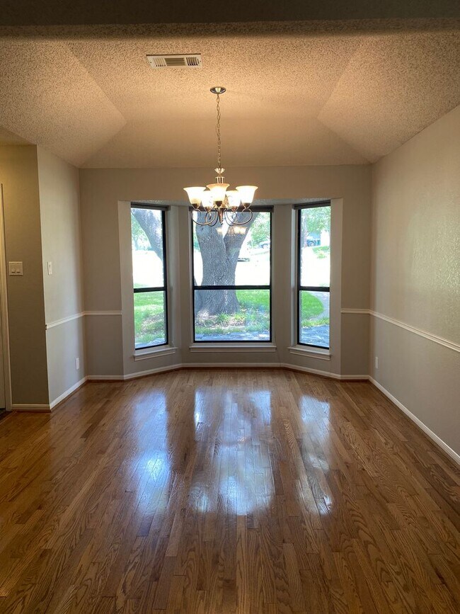 Building Photo - 3 BEDROOM, 3 BATHROOM, 2 LIVING AREAS, 2 D...
