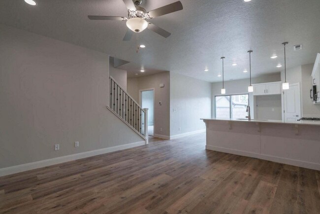 Building Photo - 4 Br / 2.5 Bath Townhome, Like NEW!