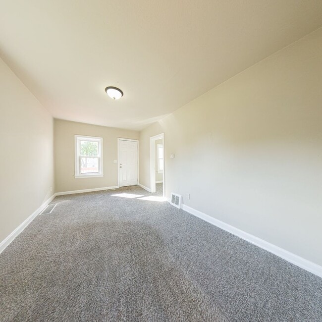Building Photo - 1001 Maish Ave