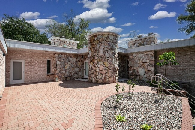 Building Photo - Luxury Riverfront Home