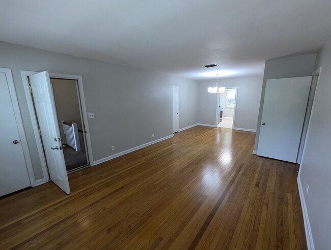 Building Photo - Spacious Beautifully remodeled 2/1 just st...