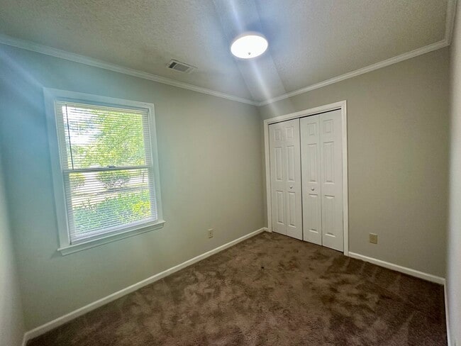 Building Photo - Charming 3 Bedroom Home!