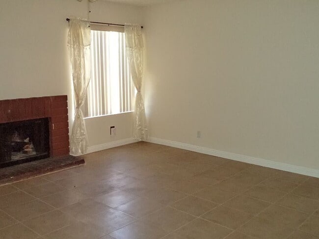 Building Photo - "Charming 2-Bedroom Retreat with Spacious ...