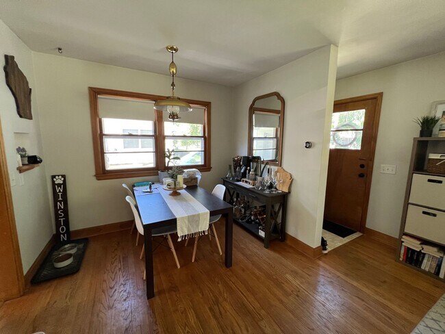 Building Photo - 587 Glen Dr