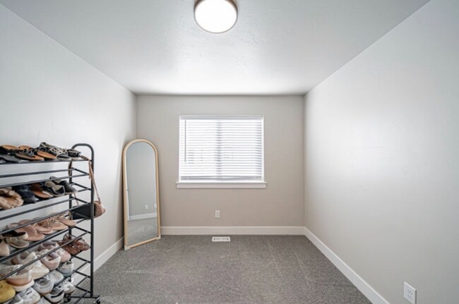 Foto del edificio - AWESOME END UNIT with attached 2 stall garage and additional personal parking spot on the exterior