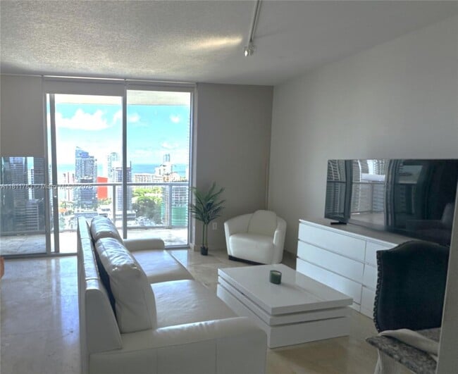 Building Photo - 1060 Brickell Ave