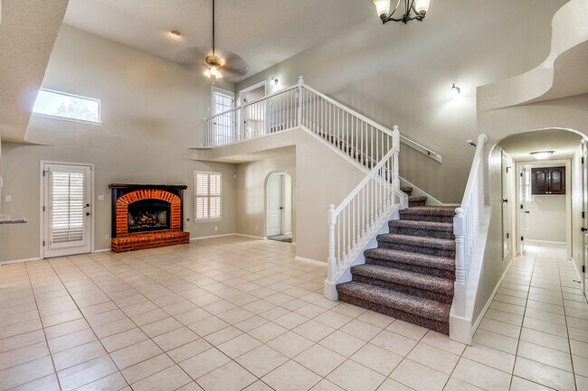 Foto del edificio - Home For Rent - Vibrant 2-Story Westside R...