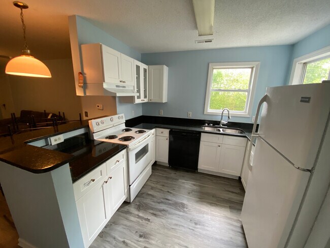 Foto del edificio - Room in Condo on Carlton Ave