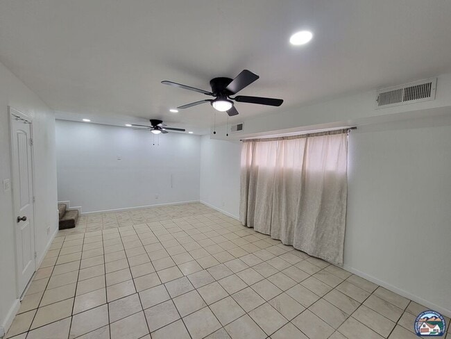 Building Photo - 839 W Orange Ave