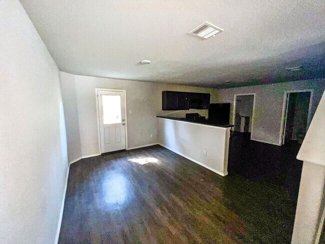 Building Photo - Beautiful 3-Bedroom Home with Fenced Backy...