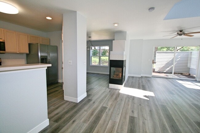 Foto del edificio - Desired End Unit Townhouse Available!