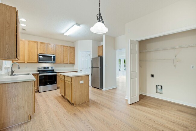 Building Photo - Recently updated end-unit townhome in Nort...