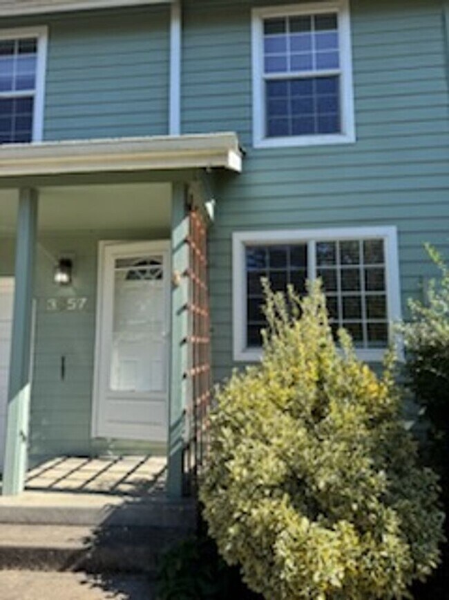 Building Photo - Spacious 3-Bedroom, 2.5-Bath Townhouse Near Churchill In Eugene!
