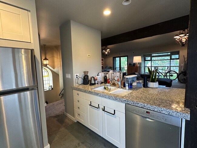 Building Photo - 723 LLC