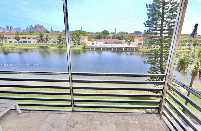 Foto del edificio - 2880 NE 203rd St