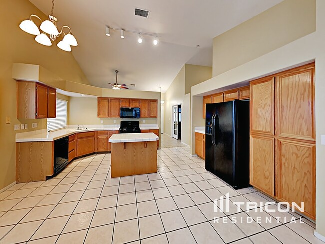 Building Photo - 610 Largo Azul Ave