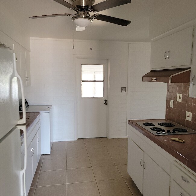 Building Photo - 10613 W El Rancho Dr