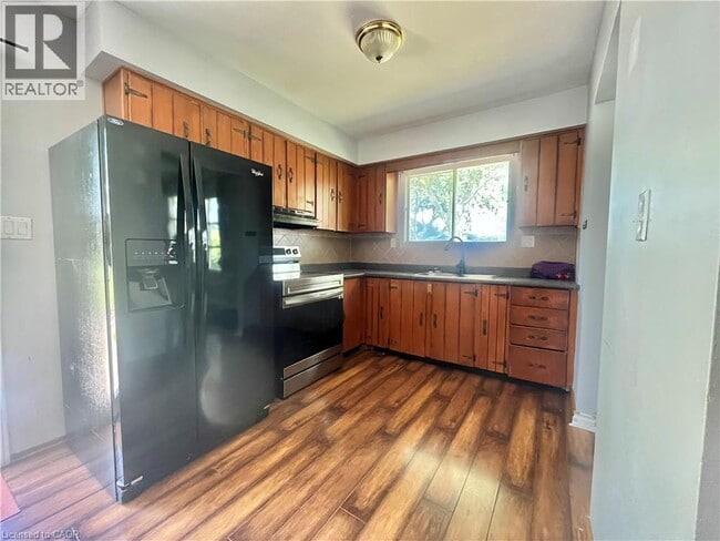 Building Photo - 10480 Lonsdale Crescent