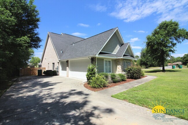 Foto del edificio - Stunning 4 Bedroom Custom Built Lake Front Home!