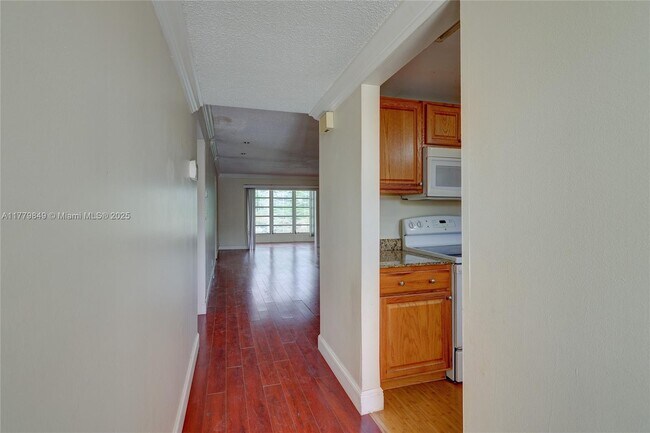 Foto del edificio - 8141 SW 24th Ct