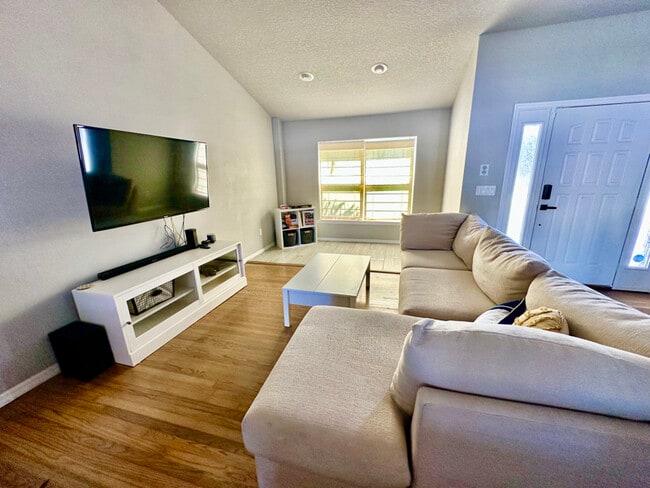 Building Photo - 579 McIntosh Rd