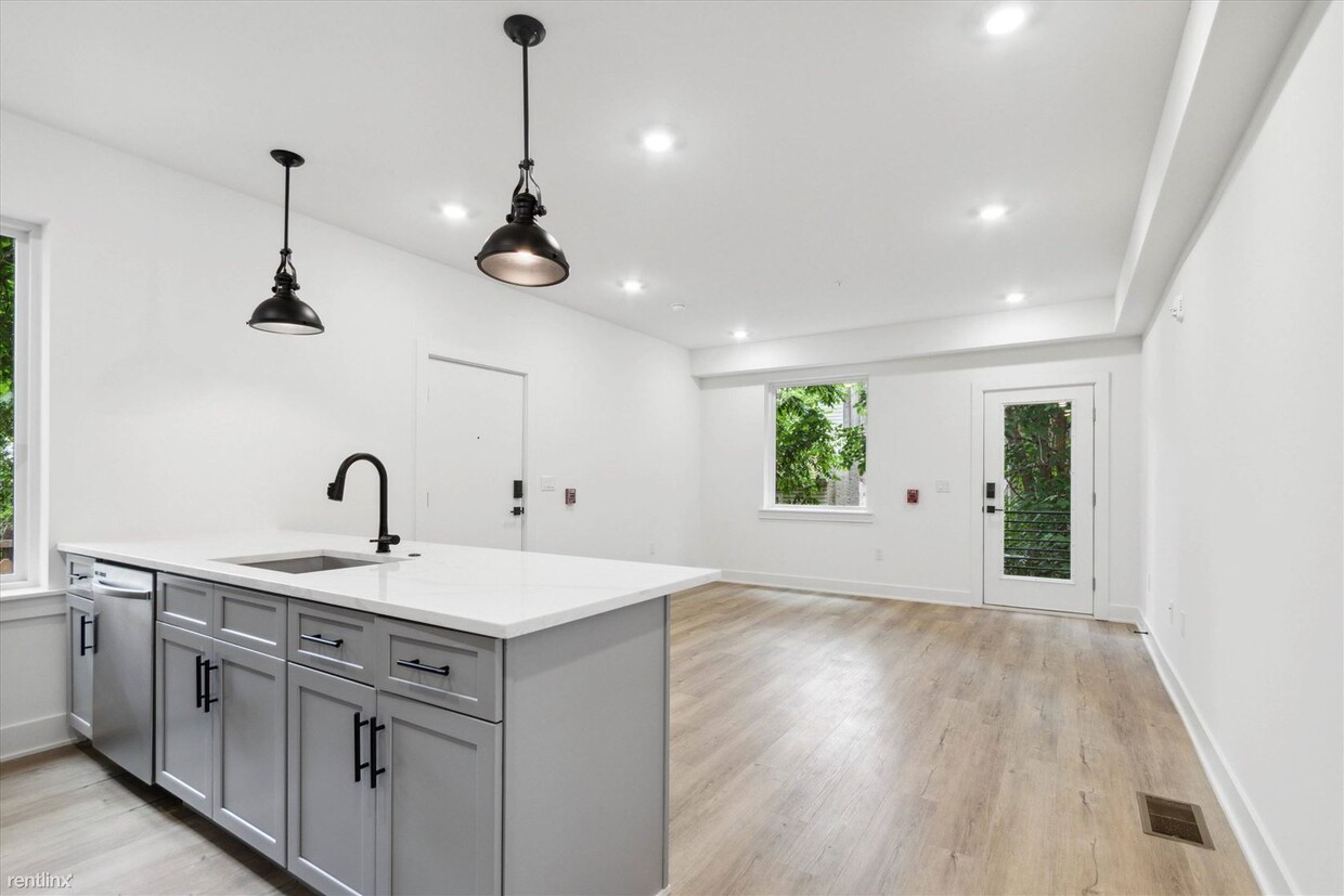 Foto principal - 4 br, 3 bath Triplex - 1834 N 18th St Unit...
