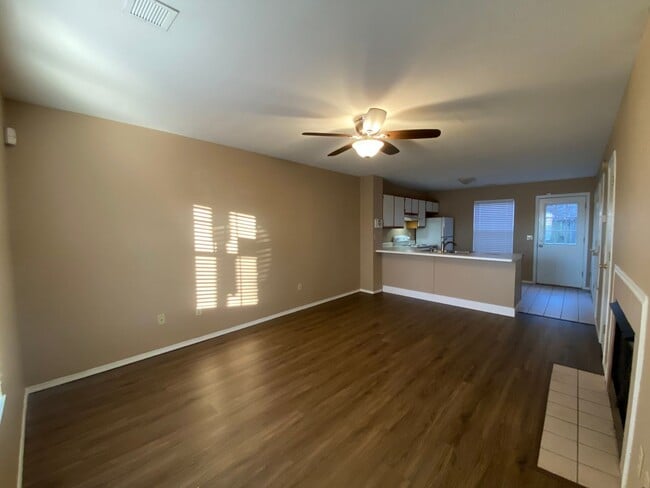 Building Photo - 2 Bed For Rent Fayetteville - Walking dist...