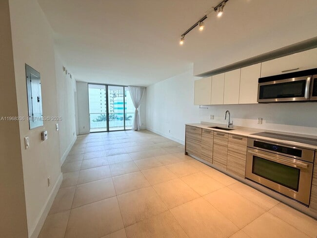 Building Photo - 1300 Brickell Bay Dr