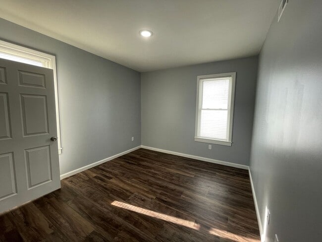 Building Photo - Bright and Beautiful Second Floor 2 Bedroo...