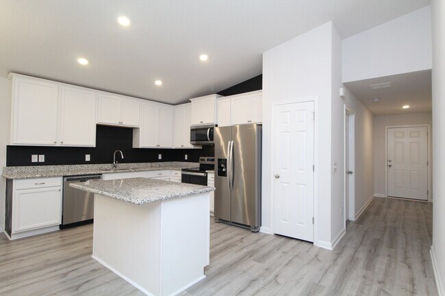 Building Photo - 4 bedroom 2 bath home built in 2021 ~ Fenc...