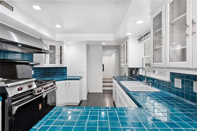 Building Photo - 11053 Strathmore Dr
