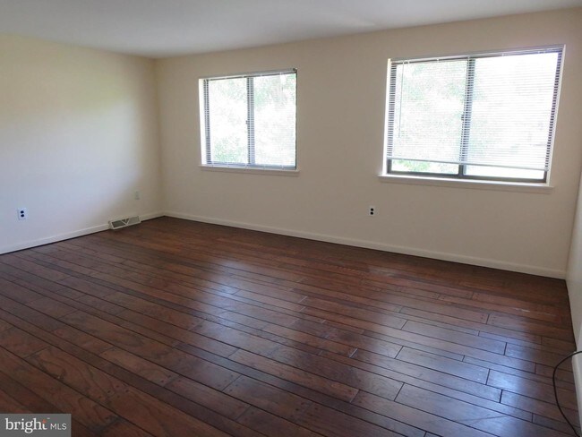 Building Photo - 1141 Putnam Blvd
