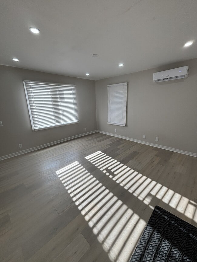 Building Photo - 107 Brock St N