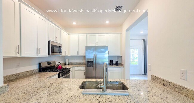 Building Photo - PHENOMENAL 3 BEDROOM TOWNHOME - LORRAINE LAKES LAKEWOOD RANCH! MOVE IN READY! ANNUAL LEASE!