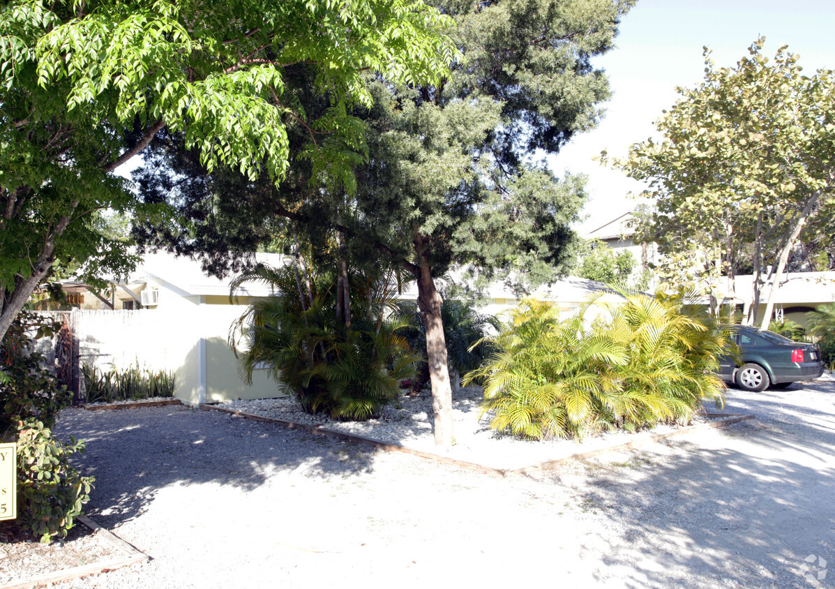 Foto del edificio - 1615 Stickney Point Rd