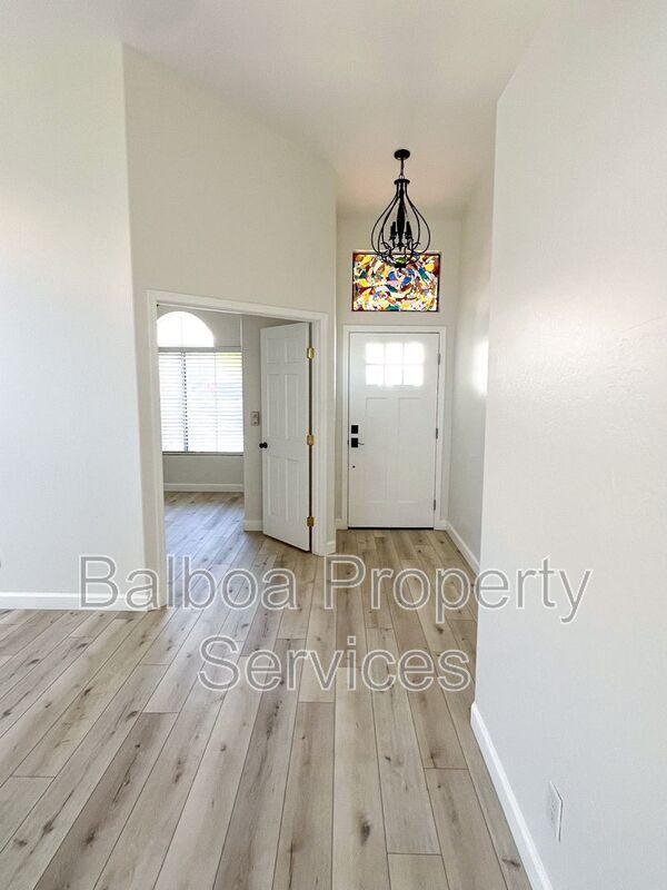 Foto del edificio - 1220 E Briarwood Terrace