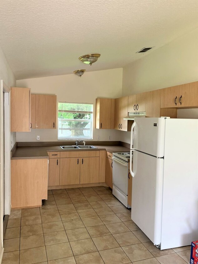 Building Photo - Zephyrhills, FL SPACIOUS 2BR/1BA Duplex, V...