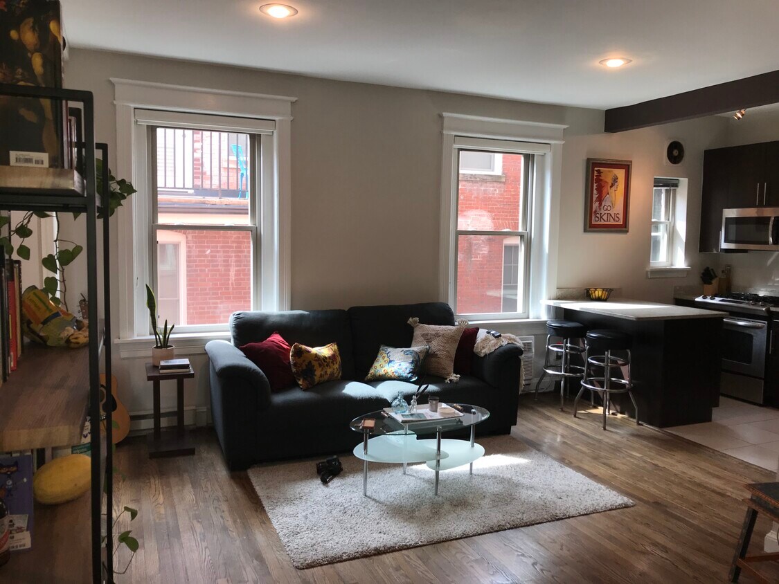 Living room - 2010 Kalorama Rd NW (Washington, DC)