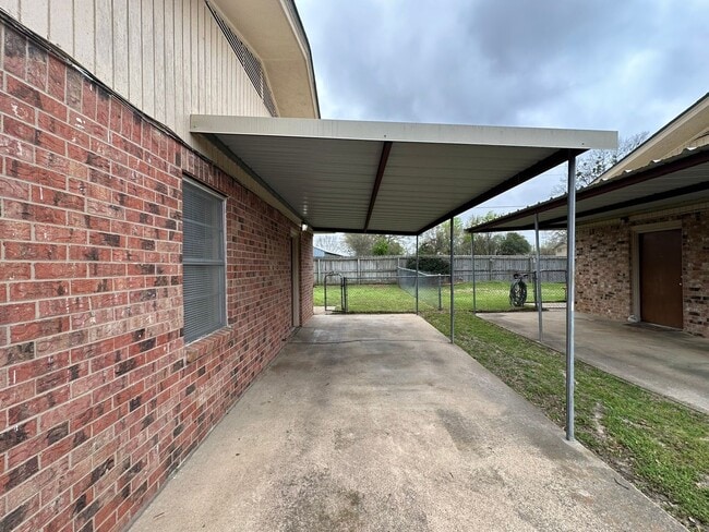 Building Photo - Tour Today! : 2 bedroom 1 bath duplex in W...
