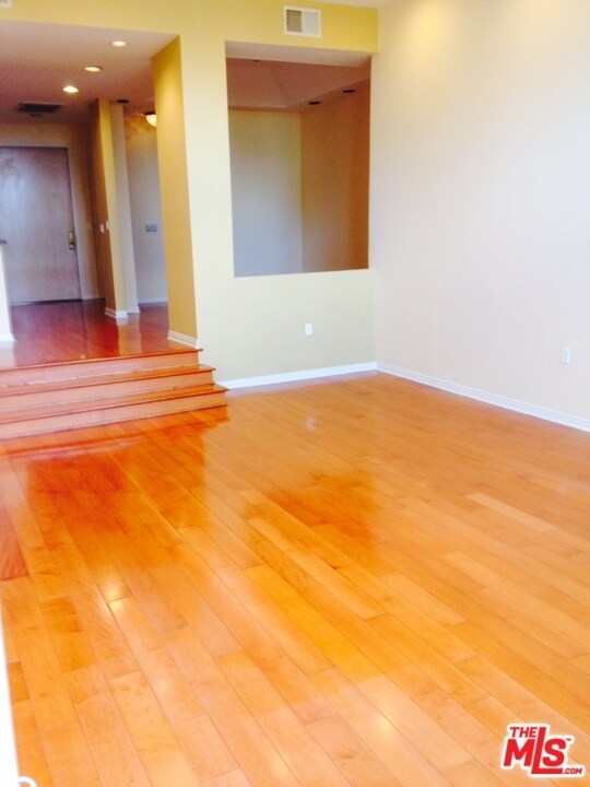 Living room/den - 10432 Eastborne Ave