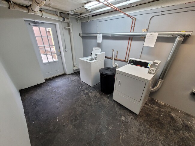 Building Photo - $1475/mo - 1 Bed / 1 Bath Second floor Apa...