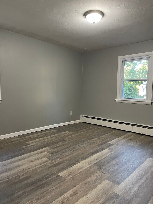 Dormitorio - 139 Middle Tpke W