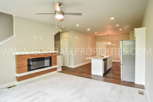 Foto del edificio - Beautiful 3 Bedroom 1.5 story 2 car attach...