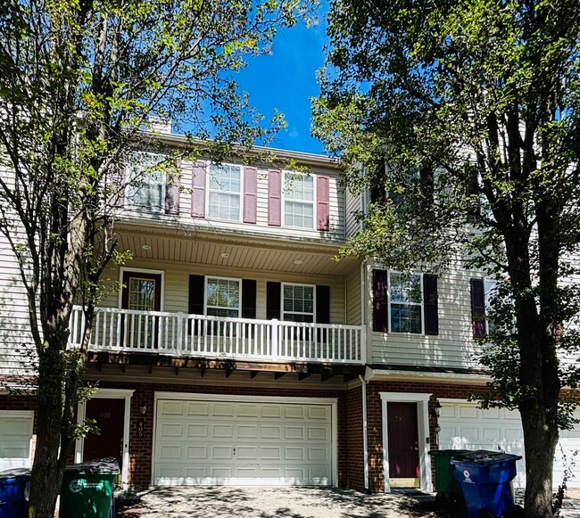 Building Photo - 3 Bedroom 2.5 Bath Townhouse